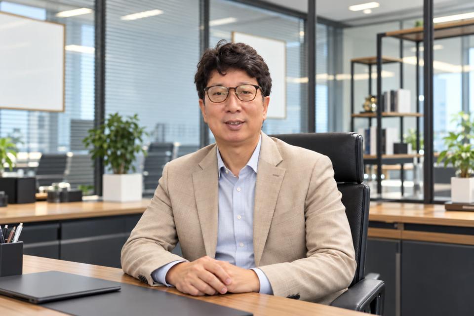 사무실에 앉아 있는 태경정밀 안현태 대표